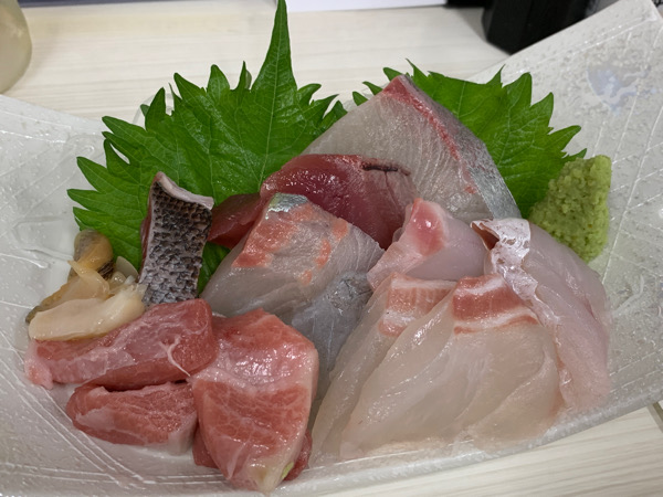 江東区亀戸の有名魚料理店「魚膳の二階」に行ってきました。リーズナブルな値段と美味しい魚料理で連日満席なのも納得です。